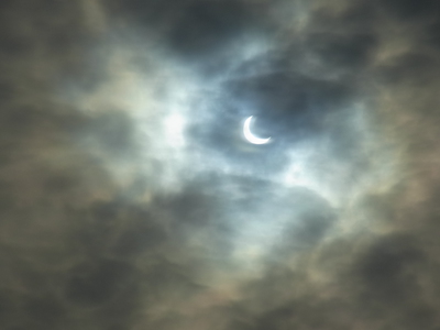 雲が出ていてもよく見える太陽